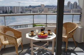 Beau studio rénové 30m2 balcon vue Paris+parking